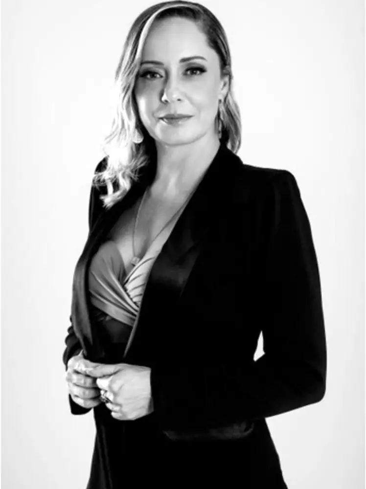Silviane Fernandes em retrato sério, preto e branco