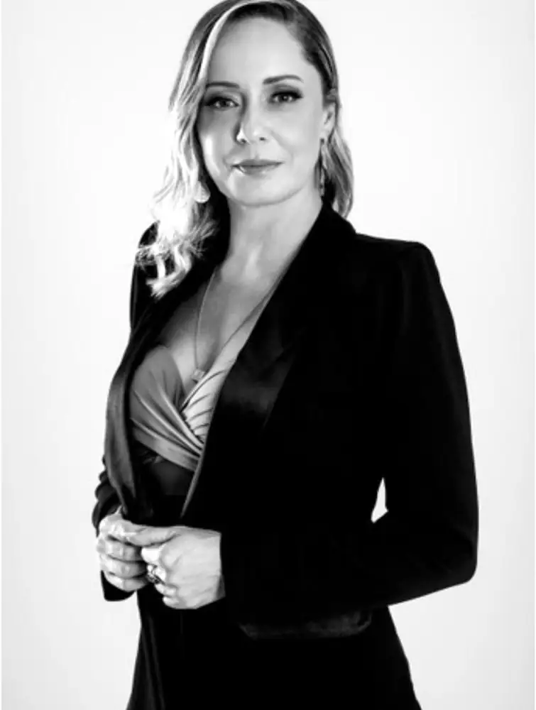 Silviane Fernandes de blazer escuro, retrato em preto e branco
